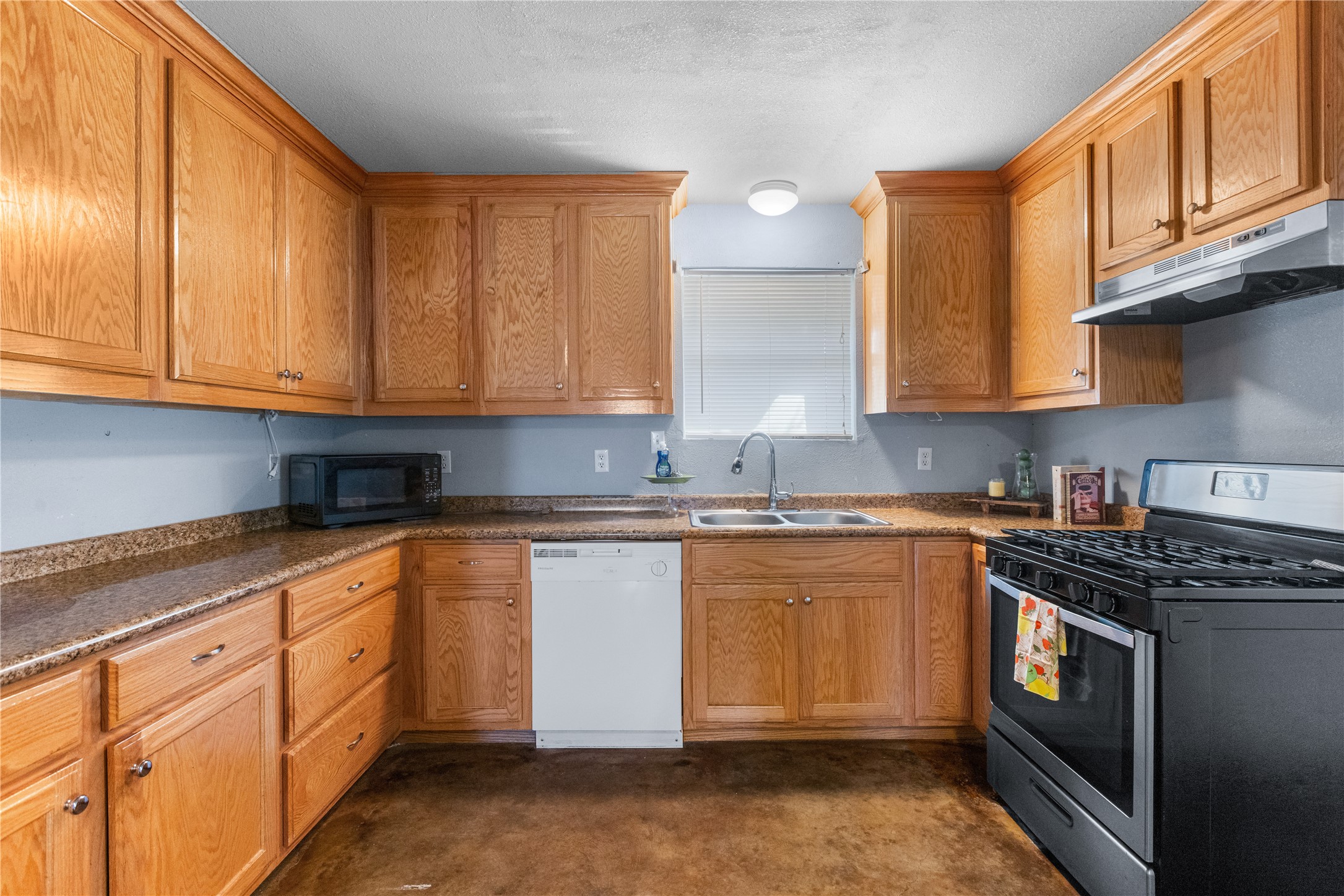 702 Main Street Windom TX 75492