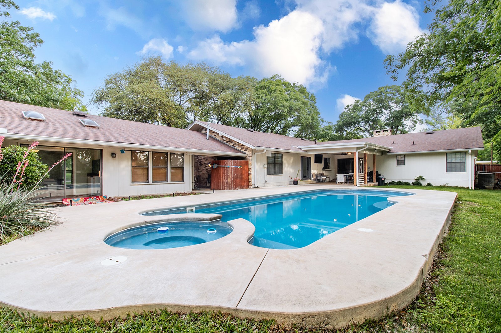 1401/1403 S Pine Street Brady TX 76825