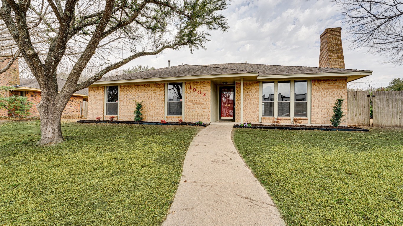 1902 W Jamestown Drive Ennis TX 75119