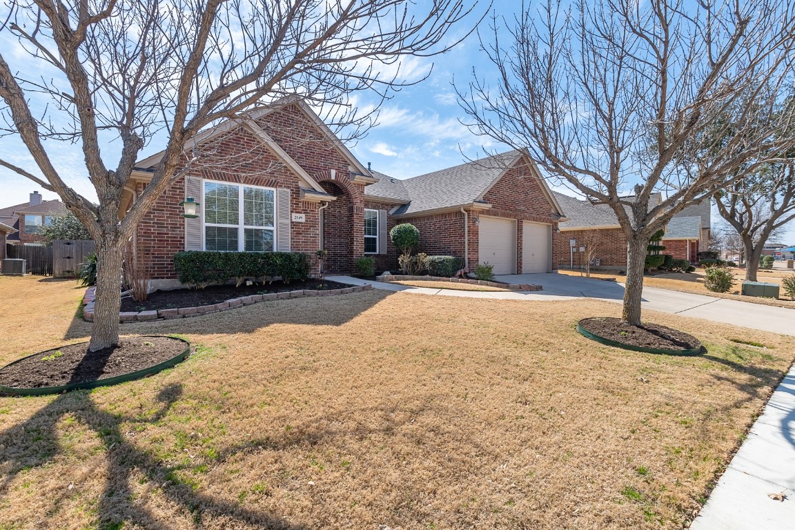 2549 Clearlake Drive Grand Prairie TX 75054