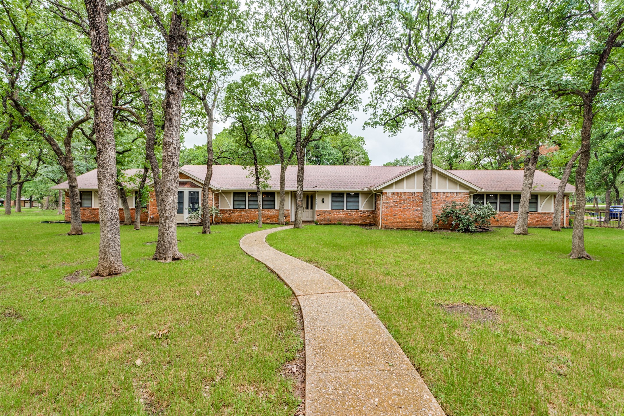 1904 Thousand Oaks Drive Burleson TX 76028