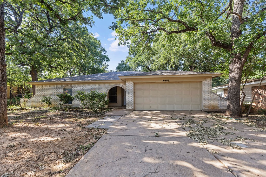 3909 Woodbury Court Arlington TX 76017