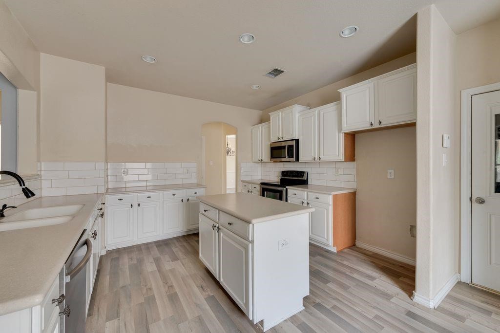 851 Grant Street Burleson TX 76028