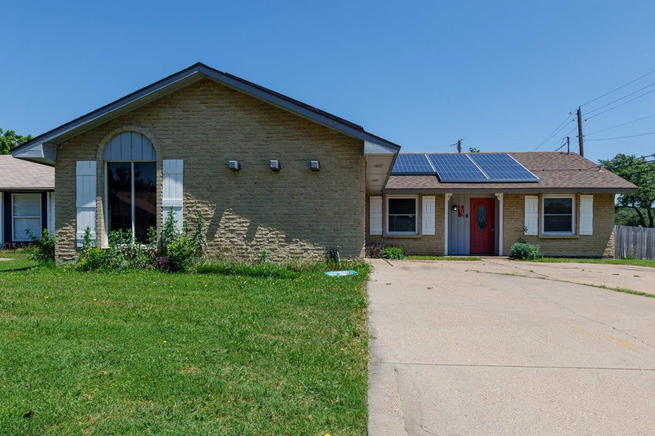 302 W Springdale Lane Grand Prairie TX 75052