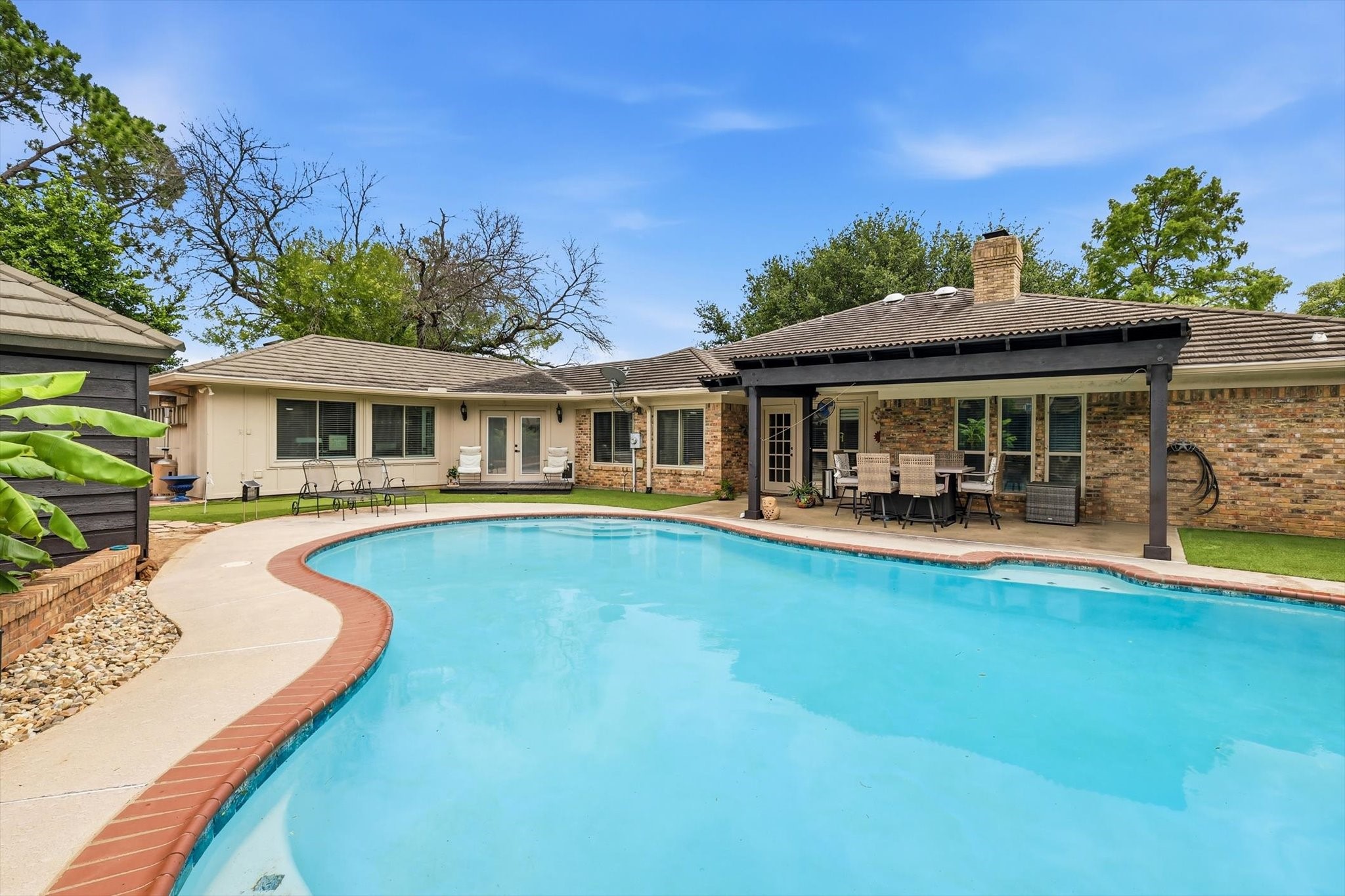 413 Blue Jay Court Bedford TX 76021