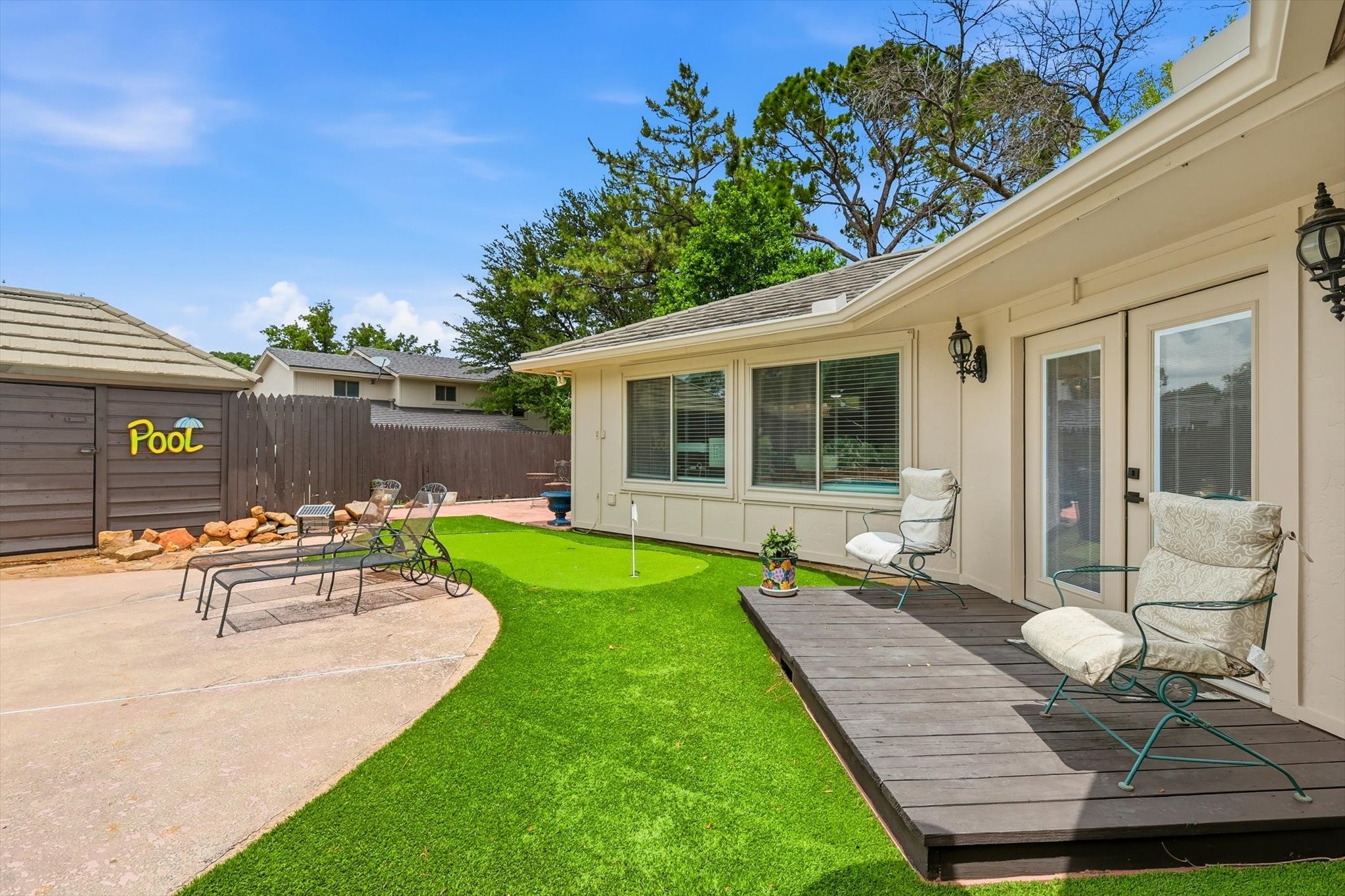 413 Blue Jay Court Bedford TX 76021