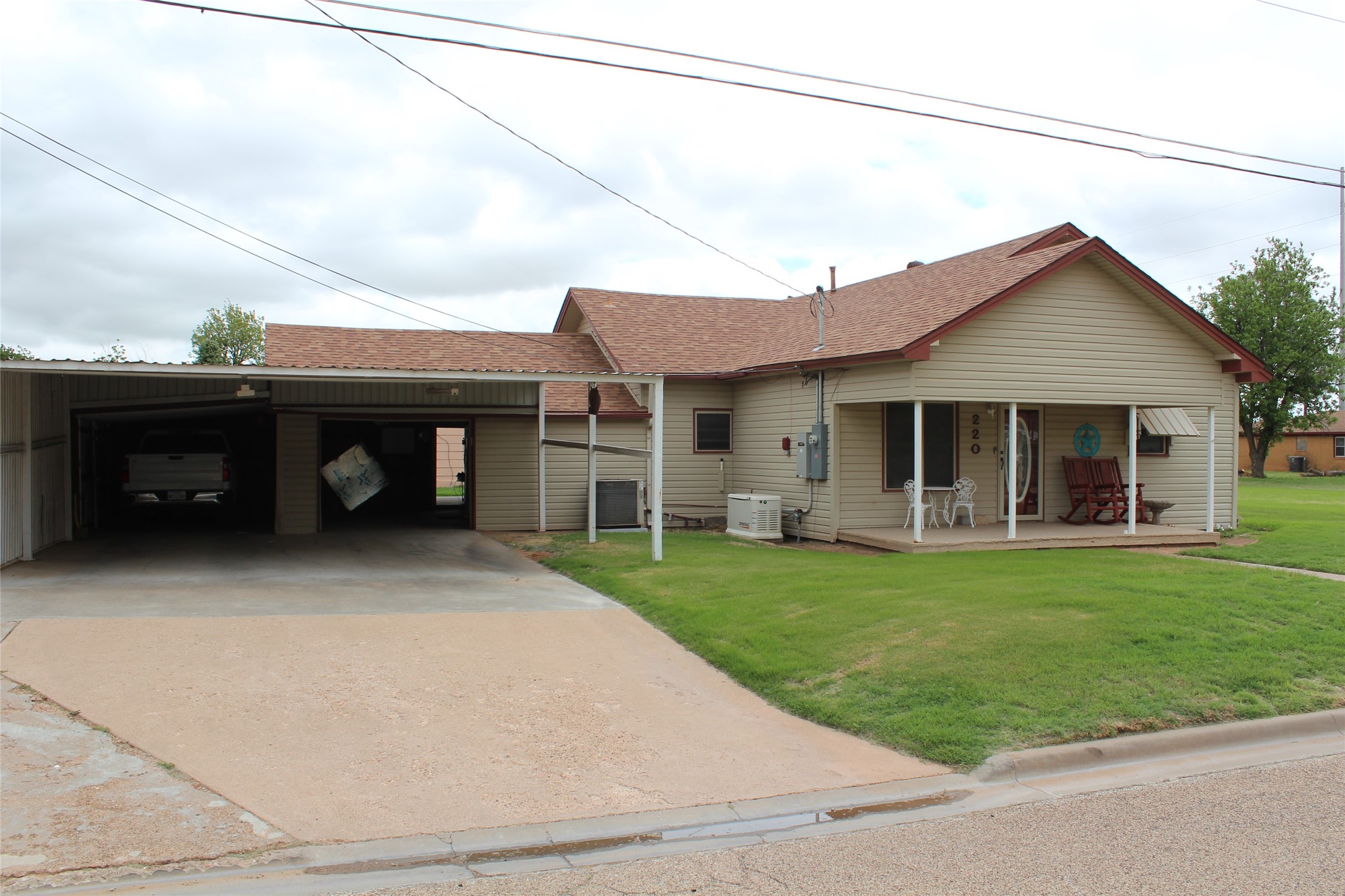 220 N 14th Avenue Munday TX 76371