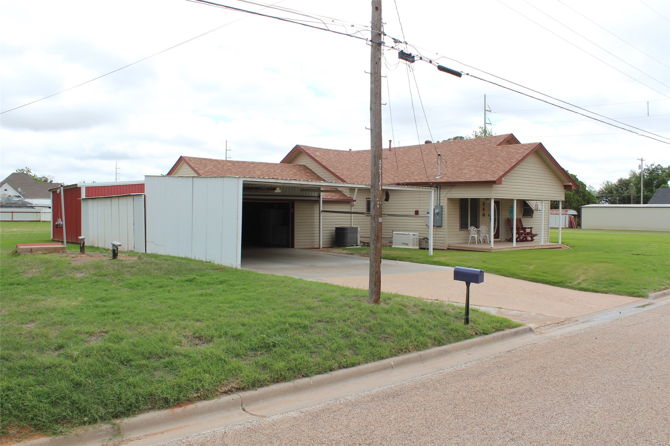 220 N 14th Avenue Munday TX 76371