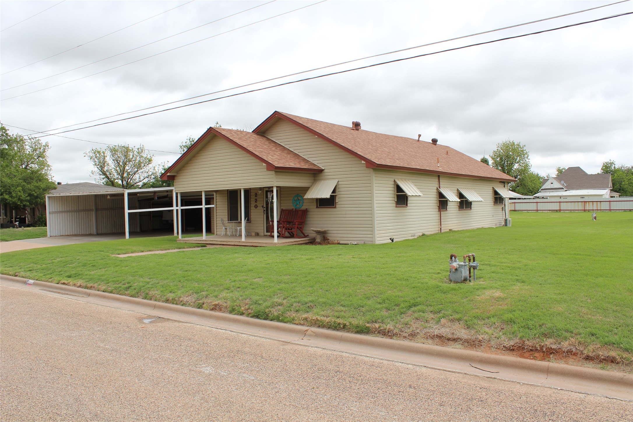 220 N 14th Avenue Munday TX 76371