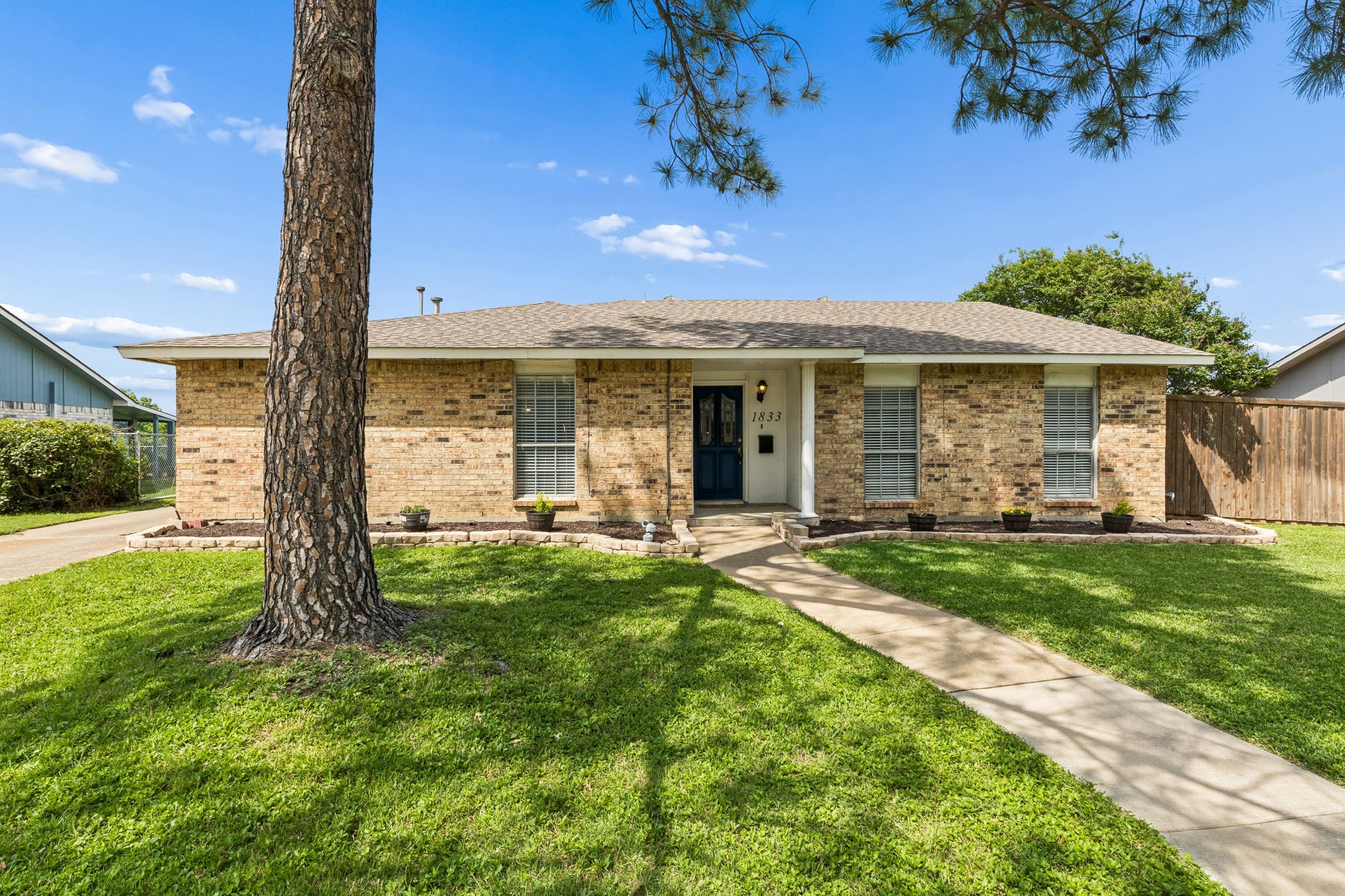 1833 Woodbury Carrollton TX 75007