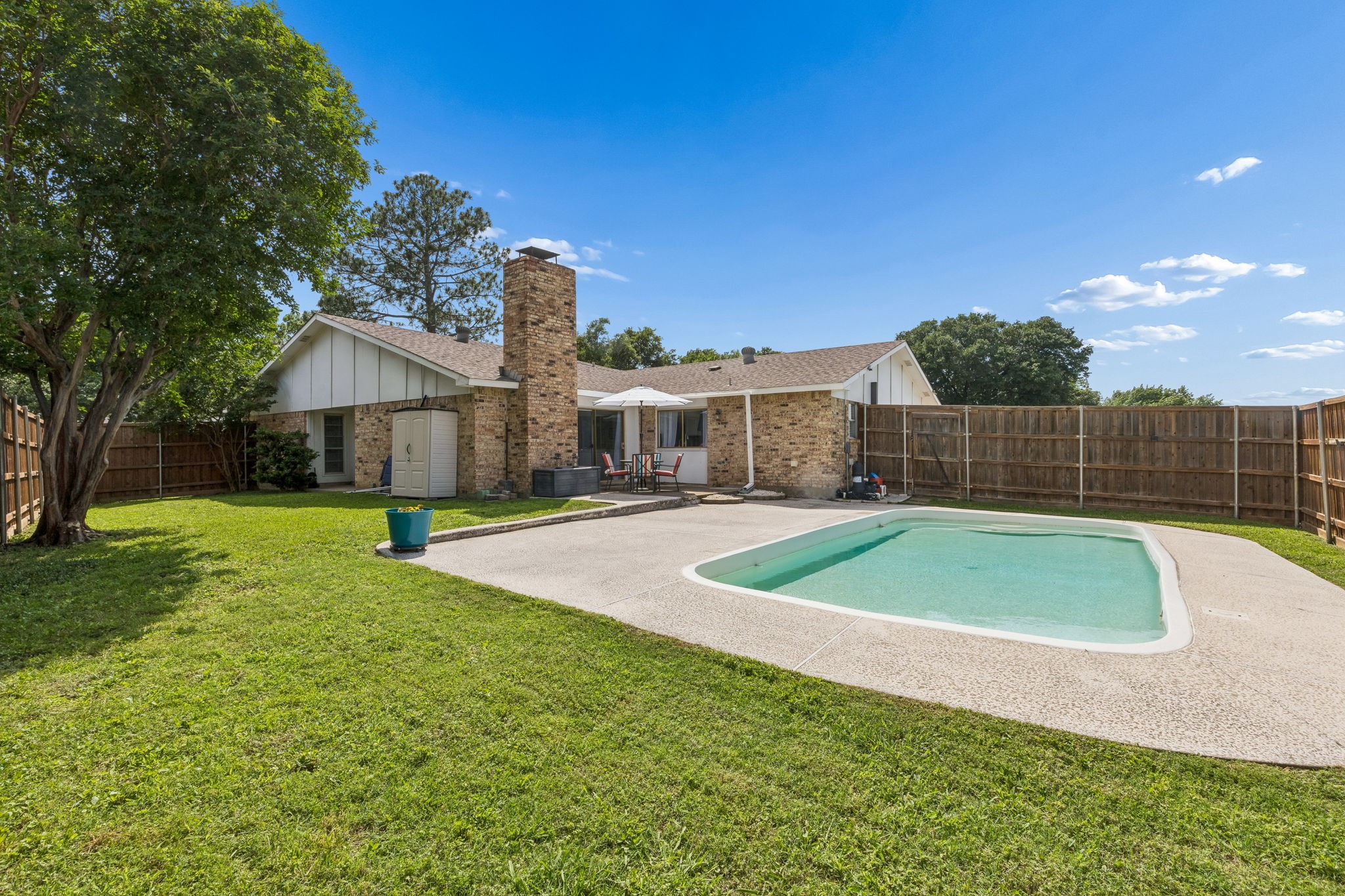 1833 Woodbury Carrollton TX 75007