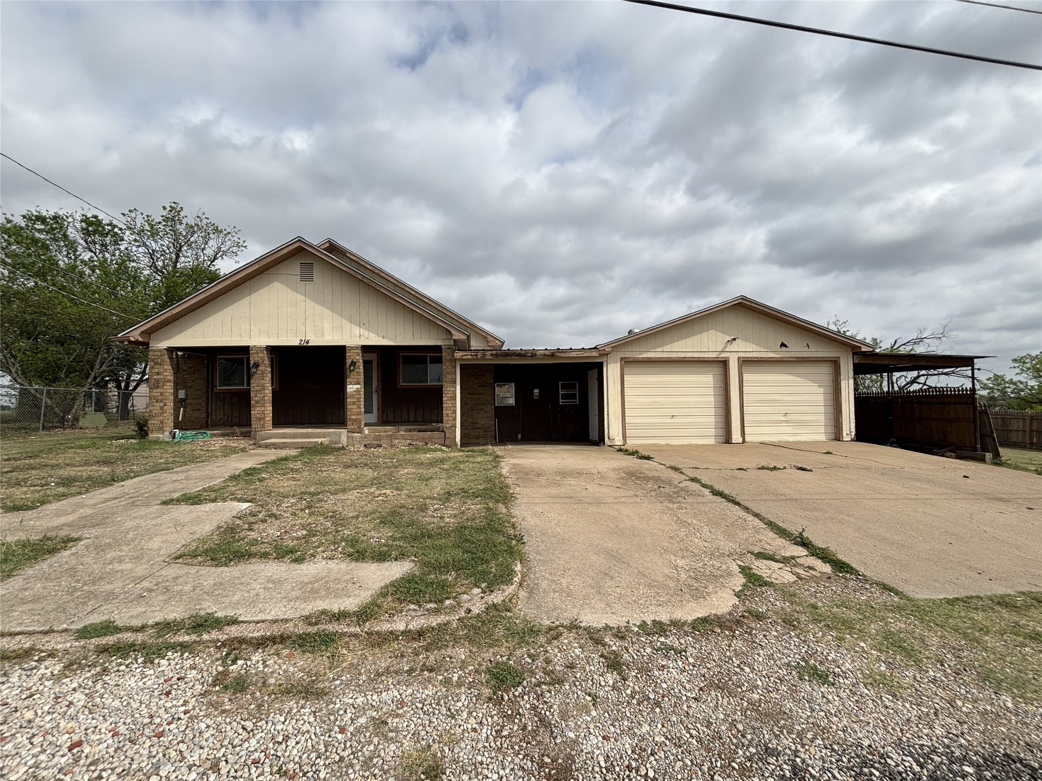214 E Fourth Henrietta TX 76365