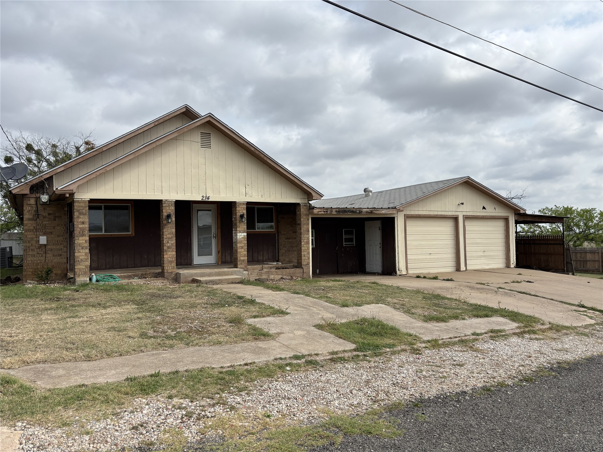 214 E Fourth Henrietta TX 76365