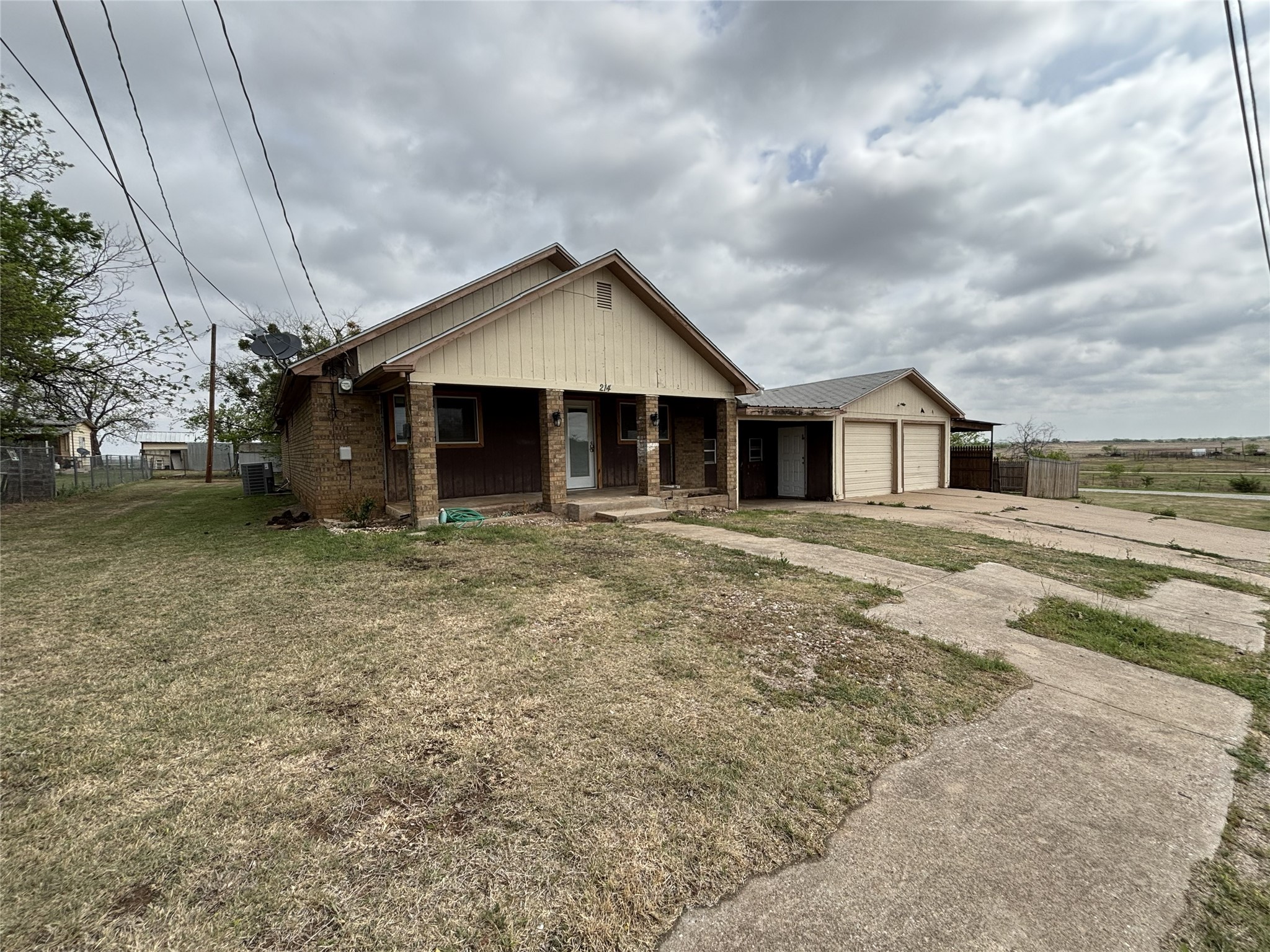 214 E Fourth Henrietta TX 76365