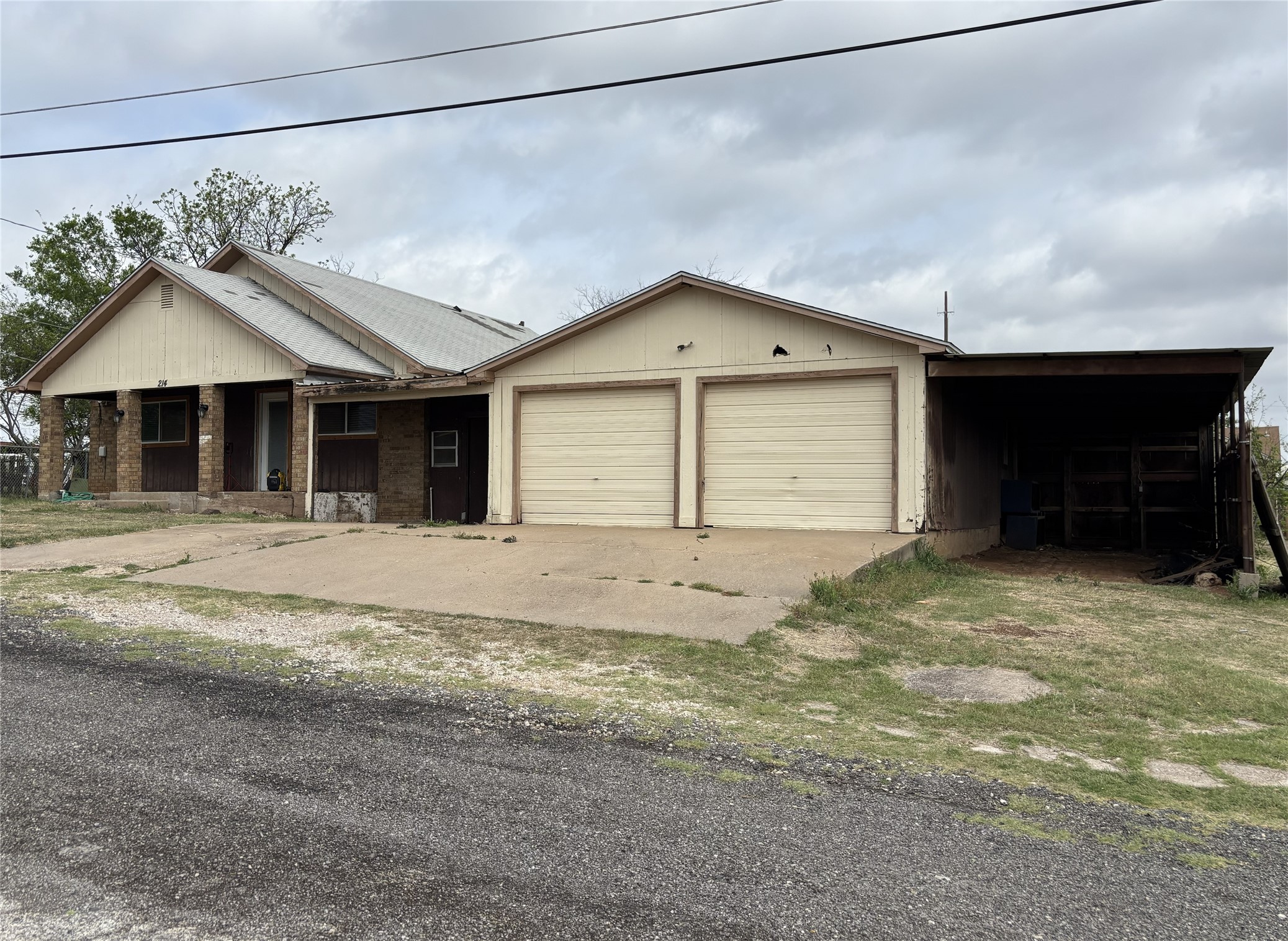 214 E Fourth Henrietta TX 76365