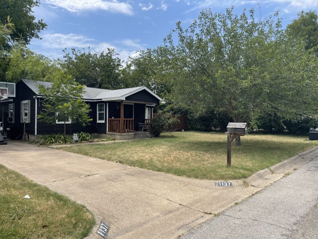 1137 Long Avenue River Oaks TX 76114