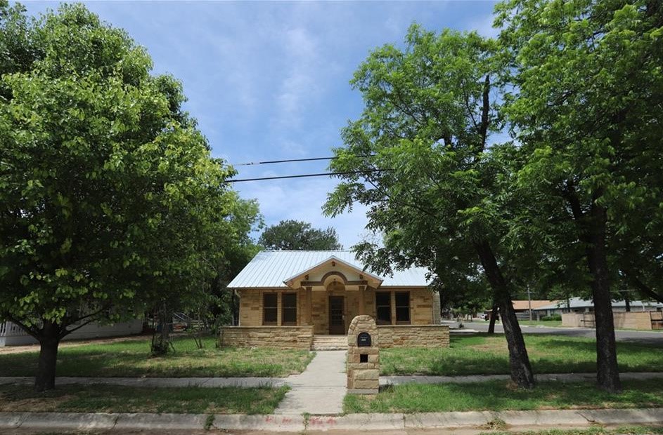 302 S. Broad Street Lampasas TX 76550