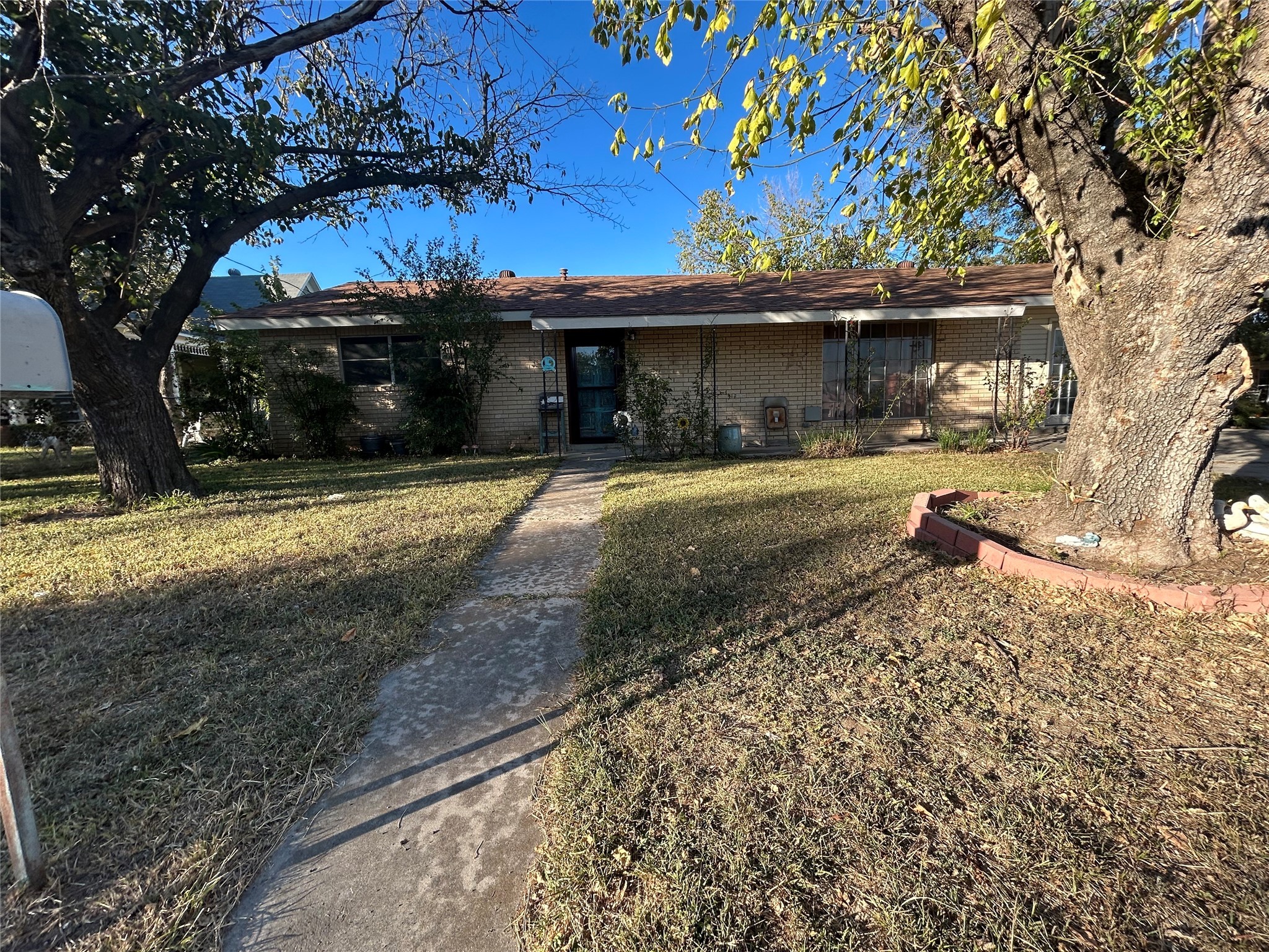 411 E Grand Avenue Comanche TX 76442