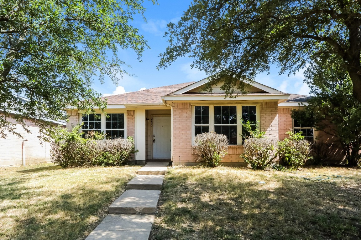 2457 Meadowgate Lane Lancaster TX 75134