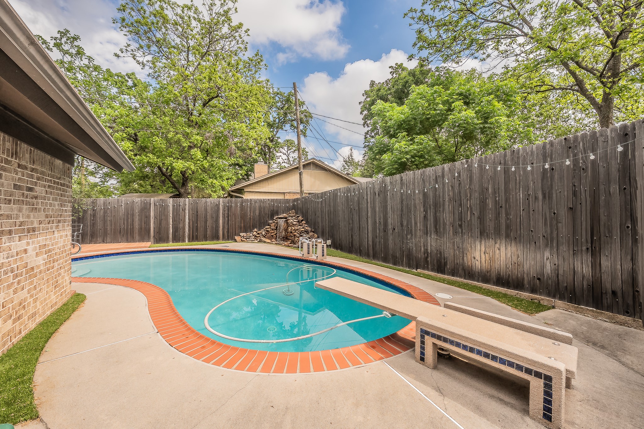 2003 Edgebrook Court Arlington TX 76015