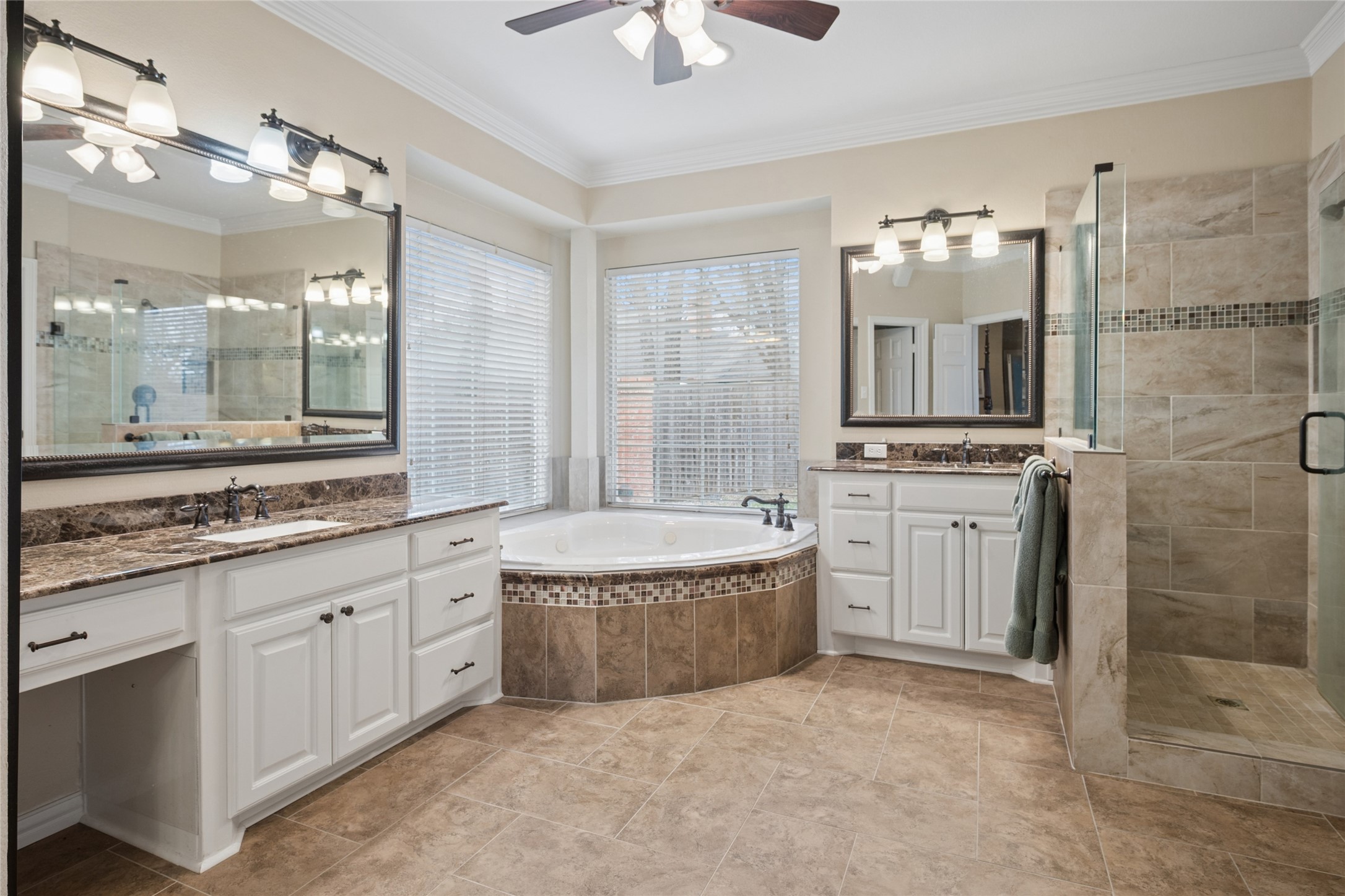 405 Royal Colonnade Arlington TX 76011