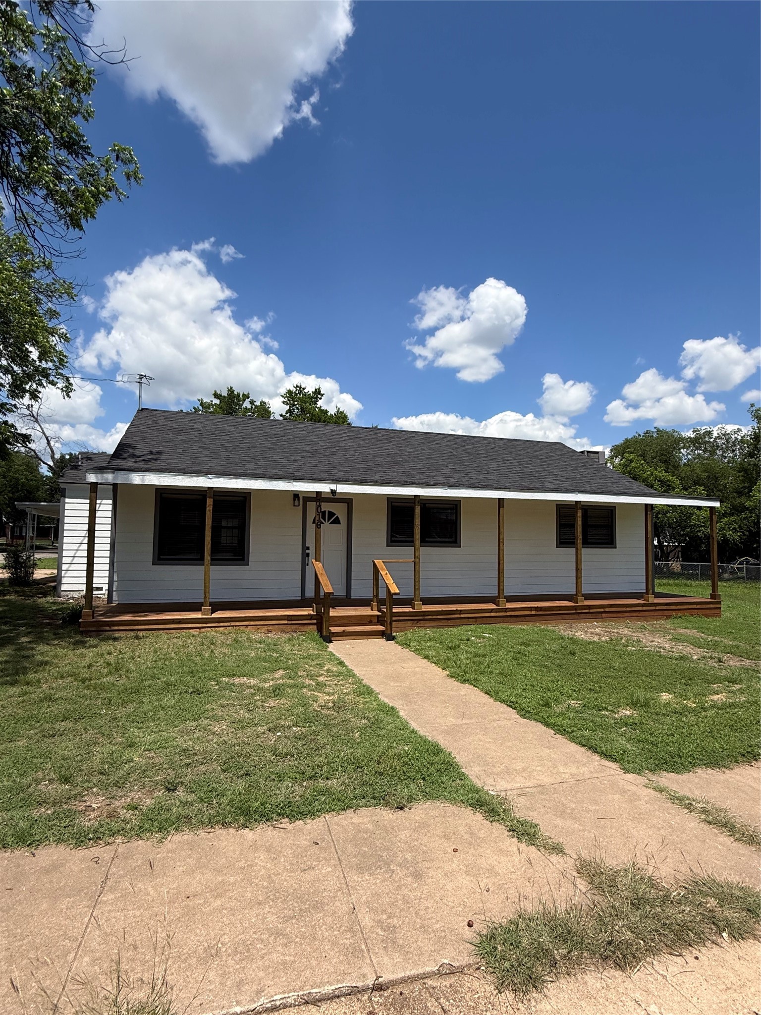 1016 W Cedar Street Coleman TX 76834