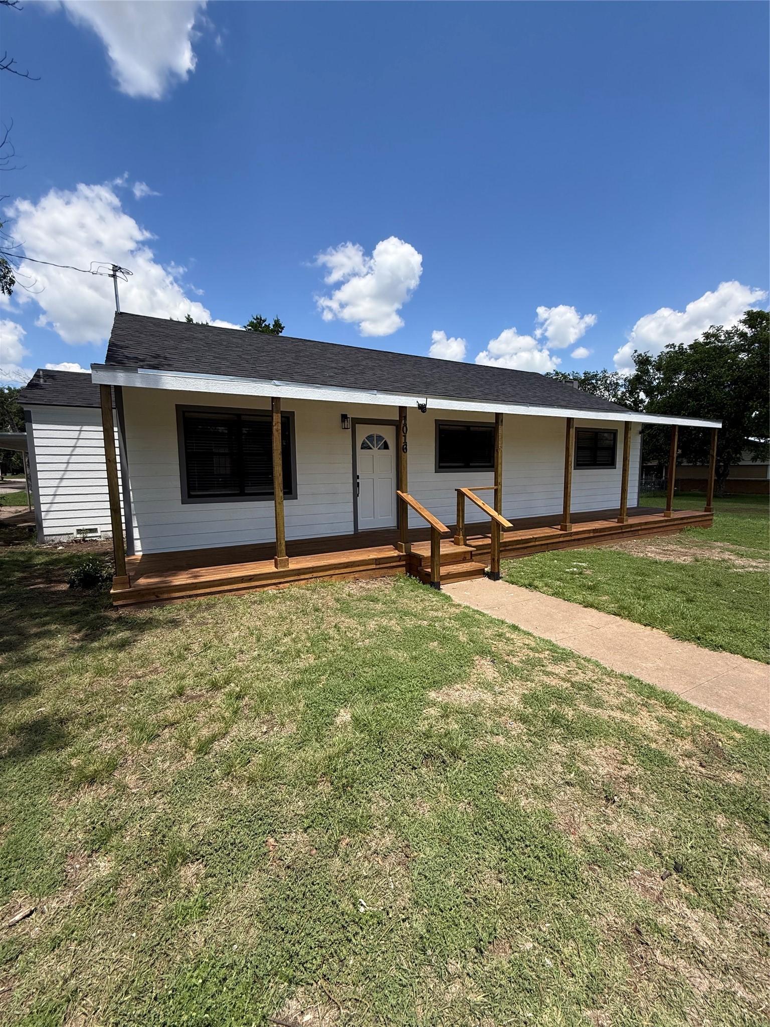 1016 W Cedar Street Coleman TX 76834