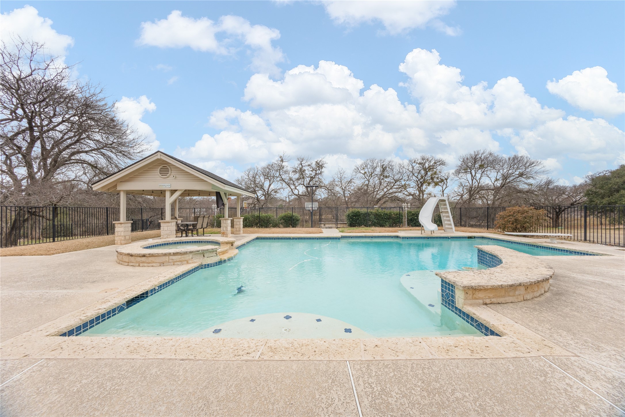 207 Oakridge Trail Kennedale TX 76060