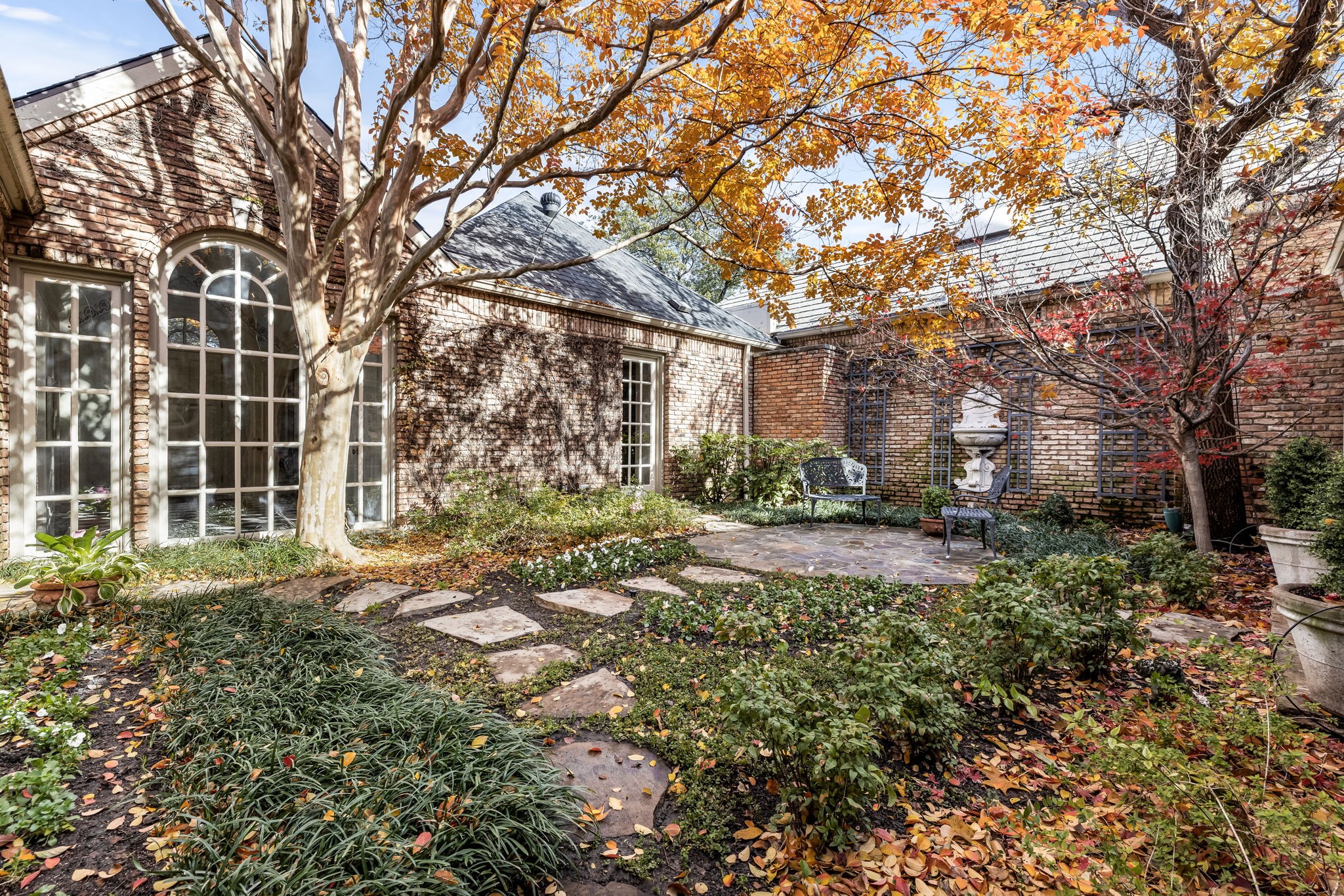 17 Stonecourt Circle Dallas TX 75225