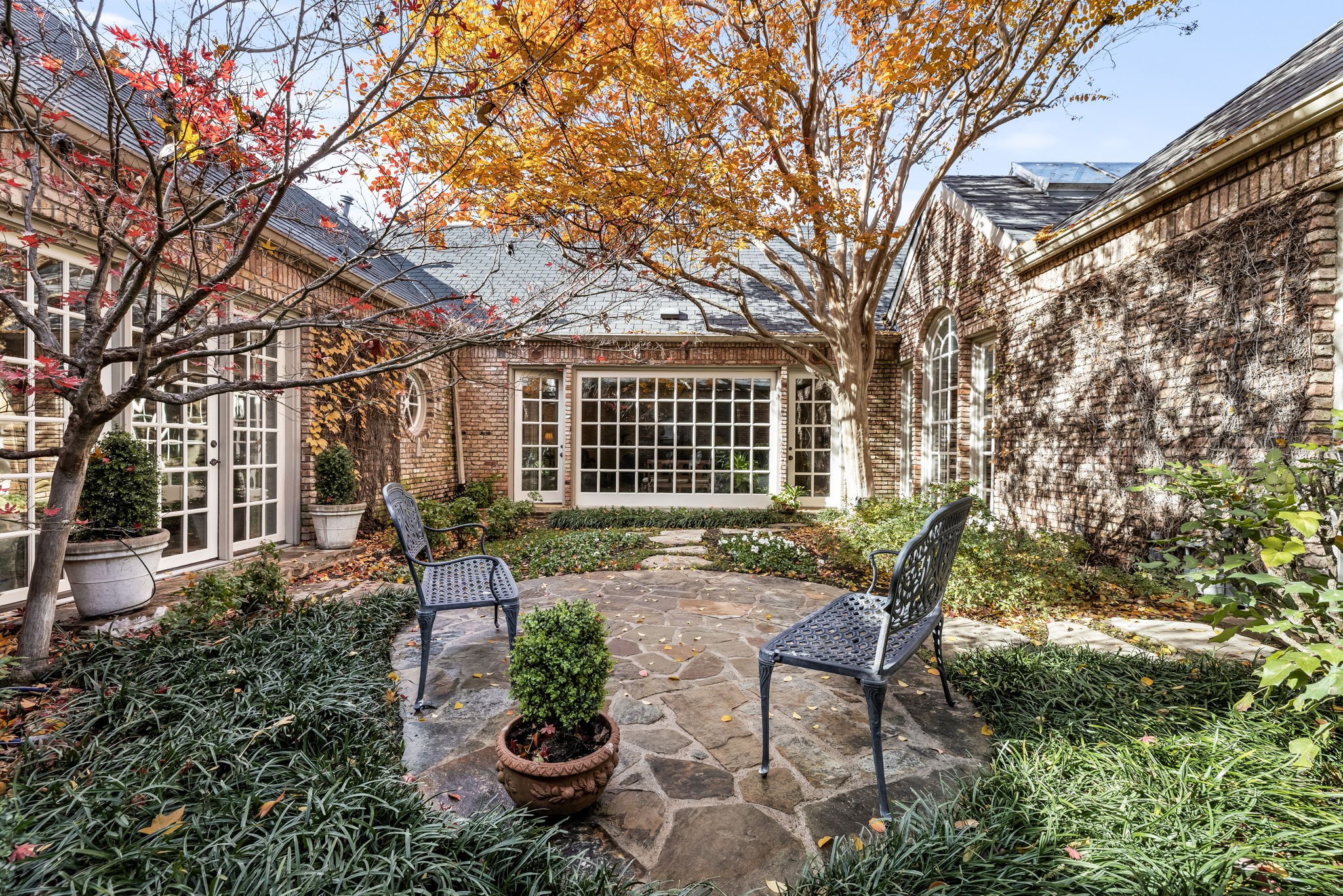 17 Stonecourt Circle Dallas TX 75225