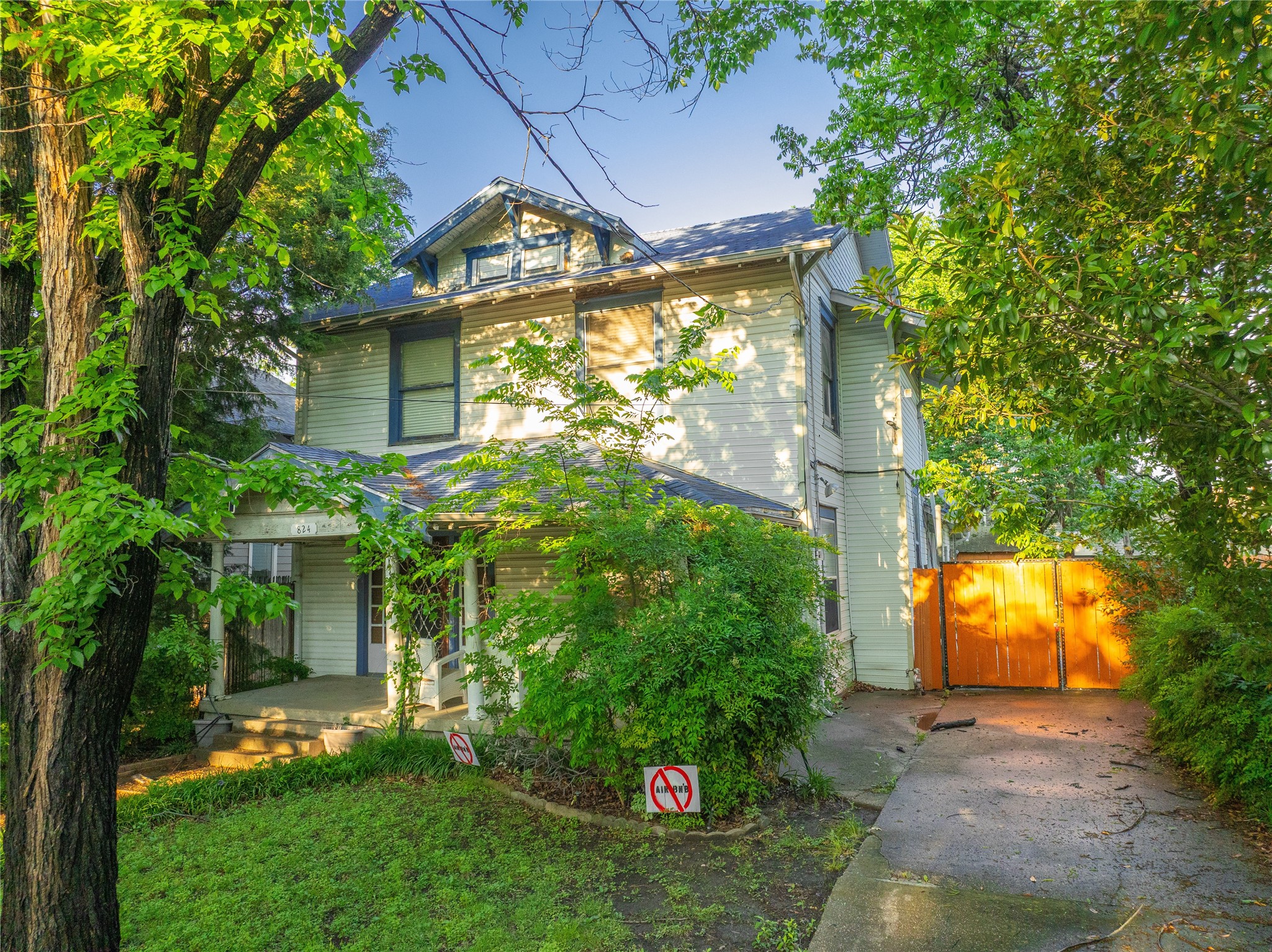 824 Elsbeth Street Dallas TX 75208