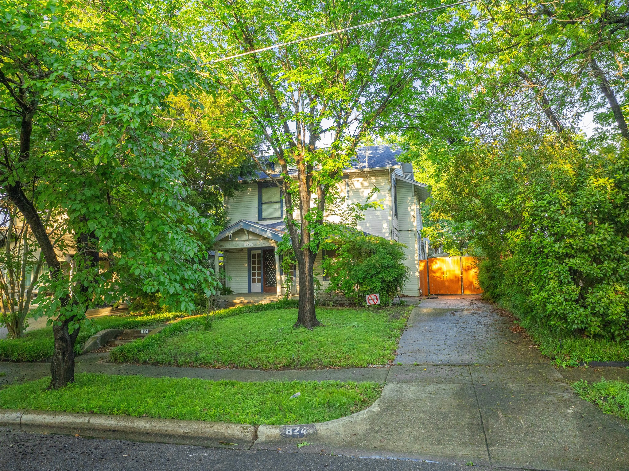 824 Elsbeth Street Dallas TX 75208