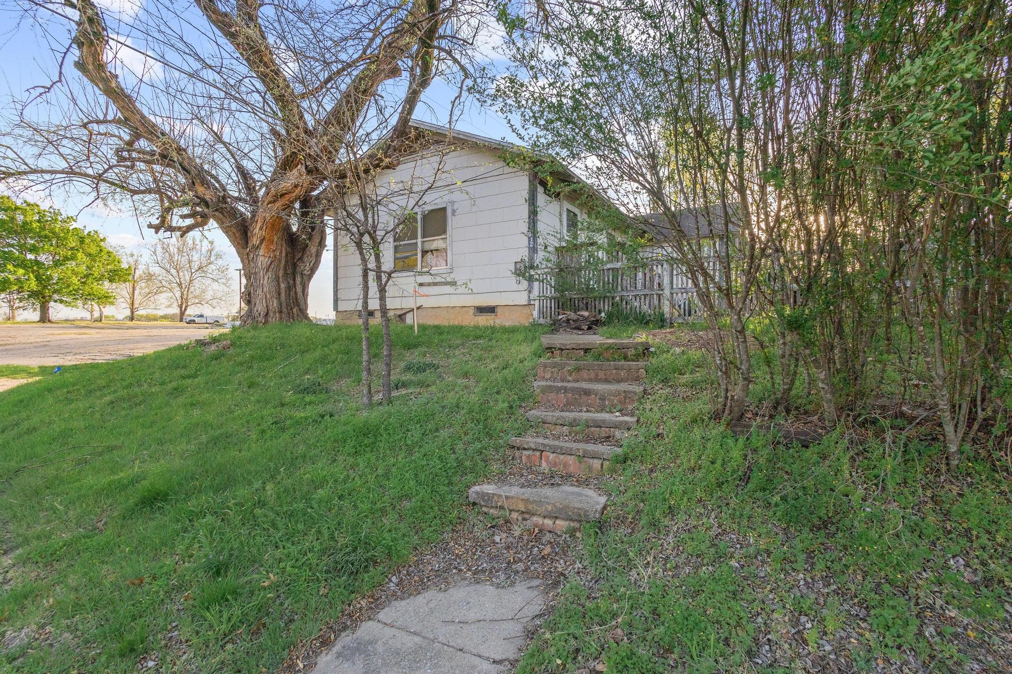 912 N Tone Avenue Denison TX 75020