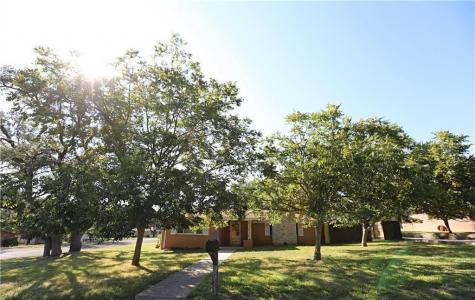1302 W Avenue A Lampasas TX 76550
