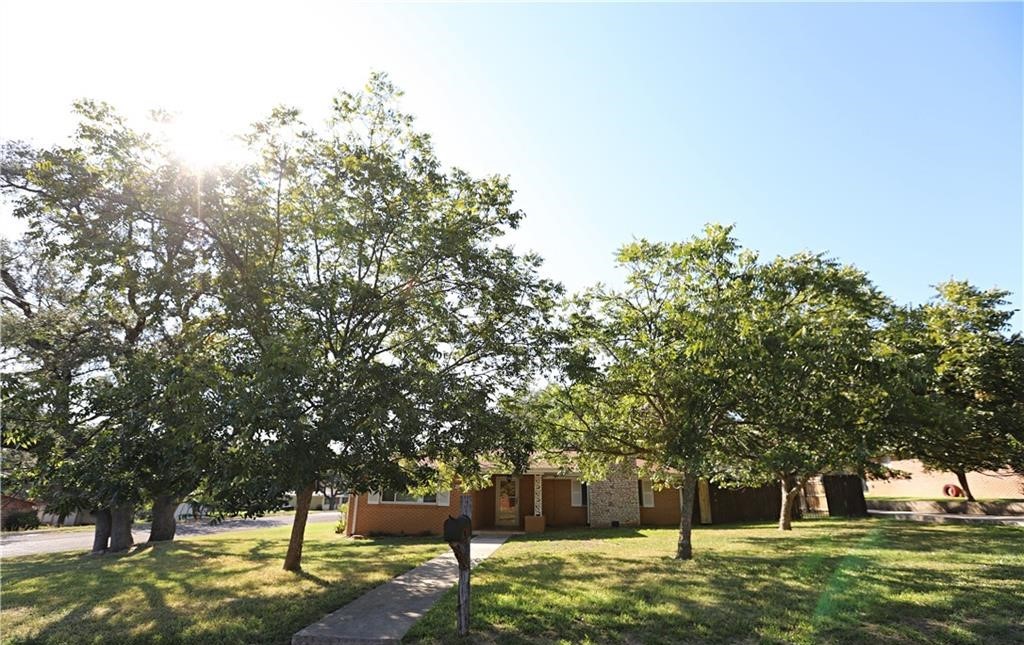 1302 W Avenue A Lampasas TX 76550