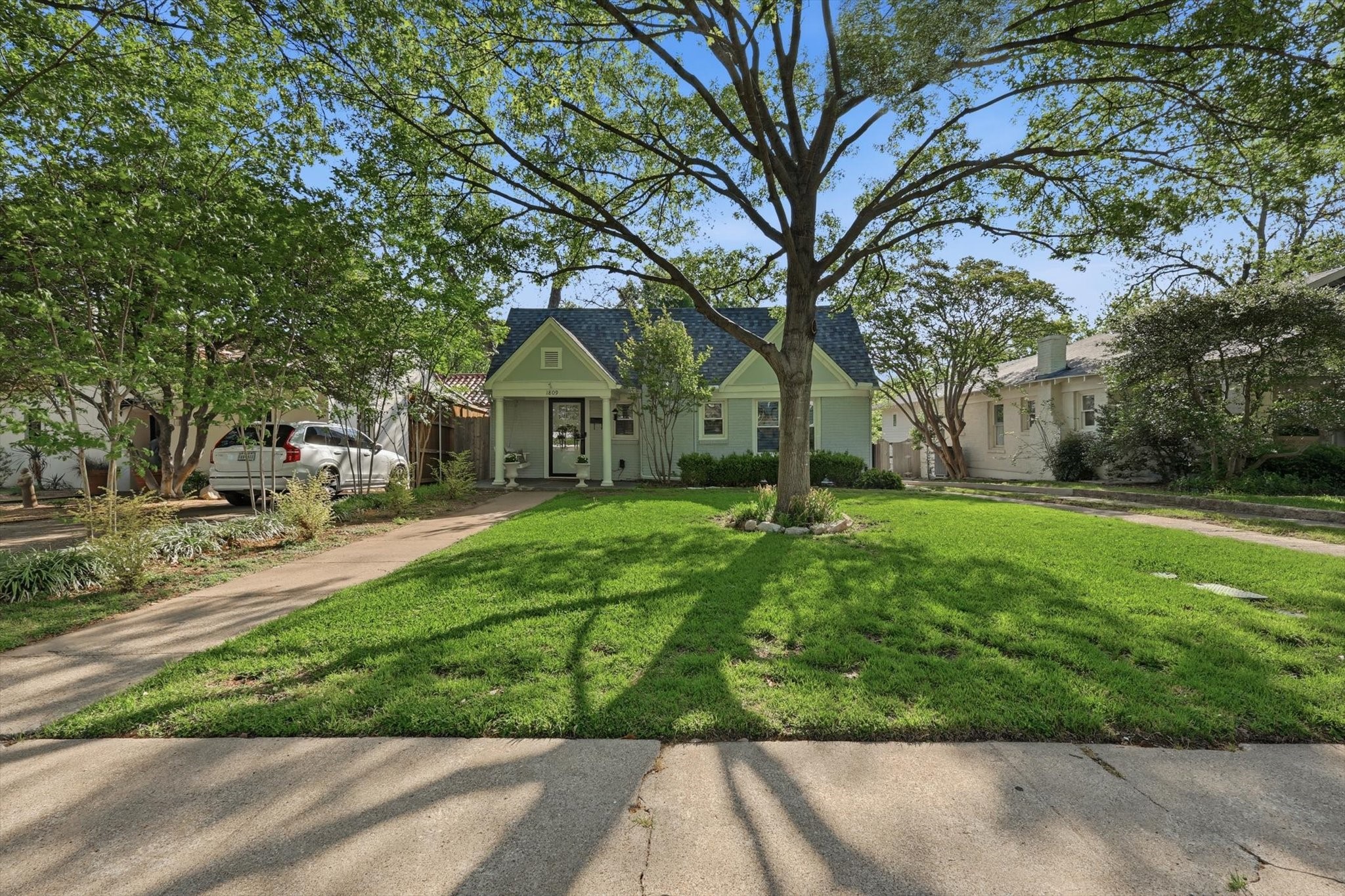 1809 Thomas Place Fort Worth TX 76107