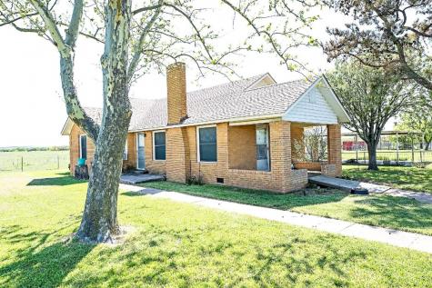 7511 Us Highway 81 N Bowie TX 76230