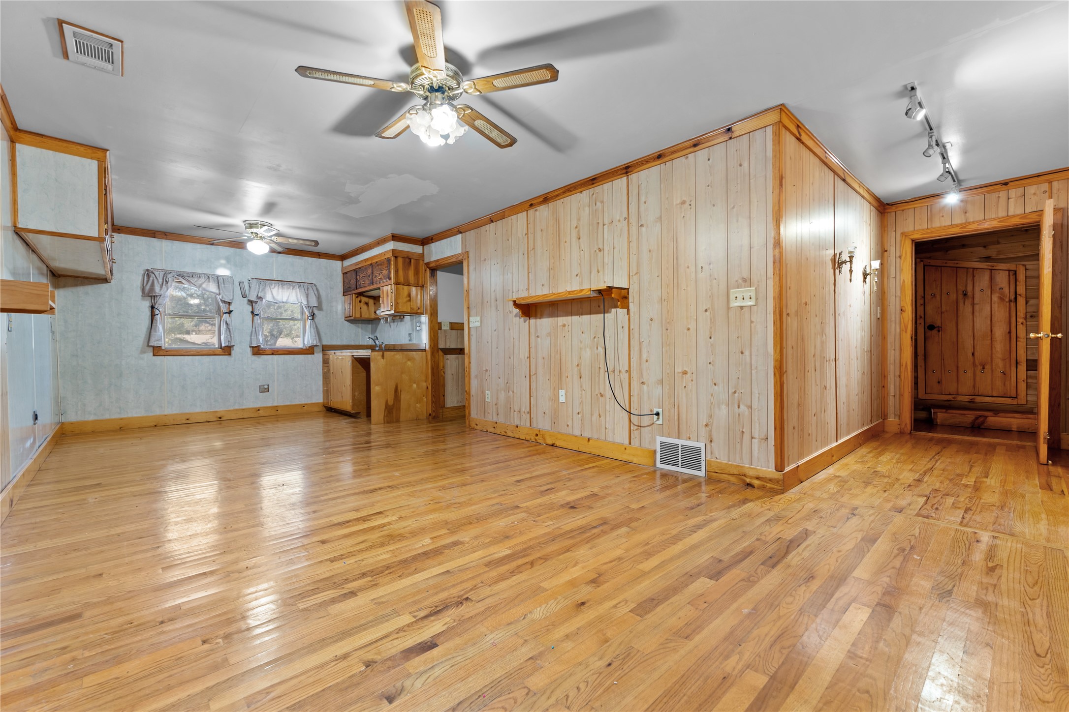 524 S Preston Street Wolfe City TX 75496