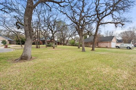 303/305 Cecile Court Arlington TX 76013