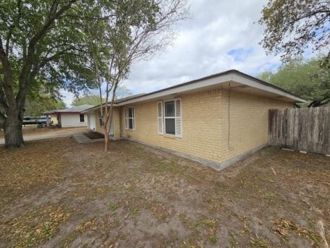1413 Las Palmas Circle Beeville TX 78102