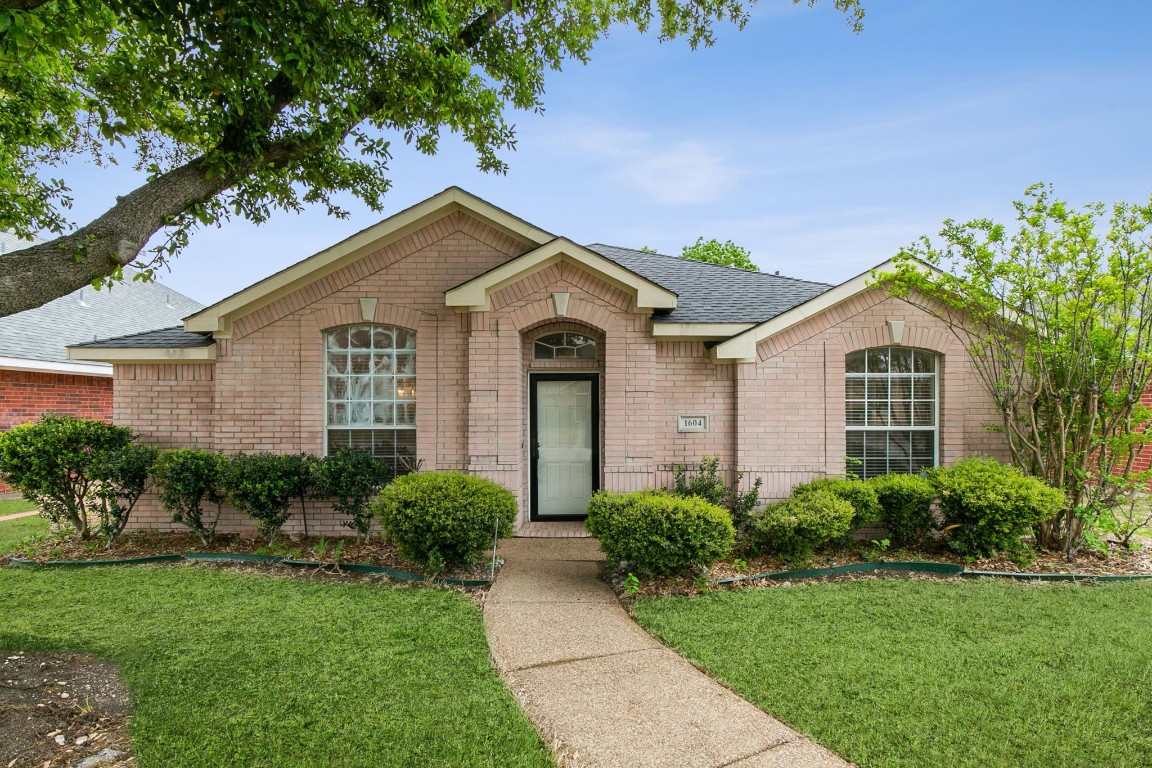 1604 Yellowstone Avenue Lewisville TX 75077