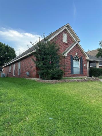1681 Yellowstone Avenue Lewisville TX 75077