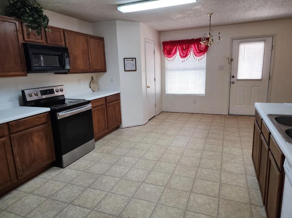 2115 Dove Grand Prairie TX 75052