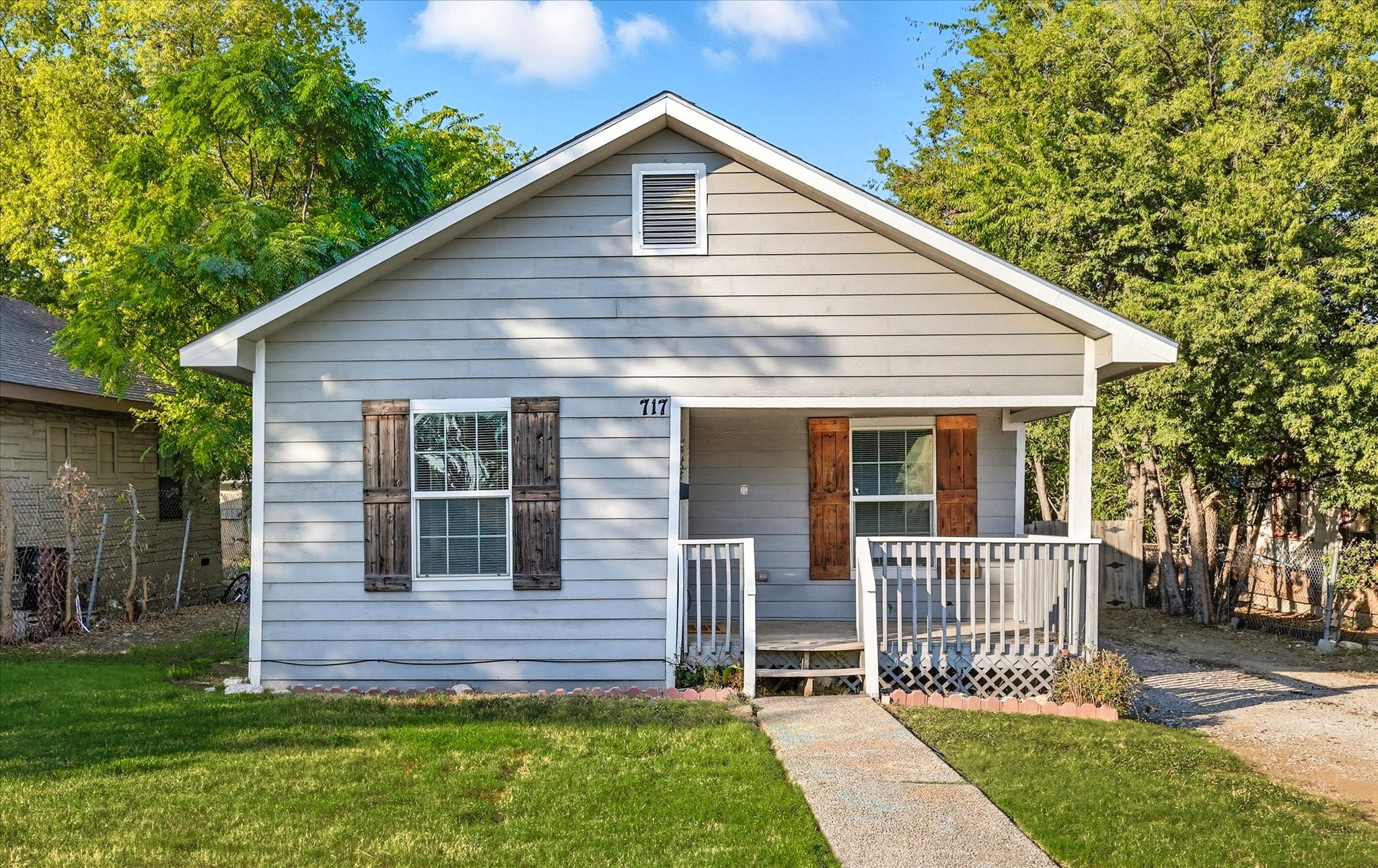 717 E Davis Avenue Fort Worth TX 76104
