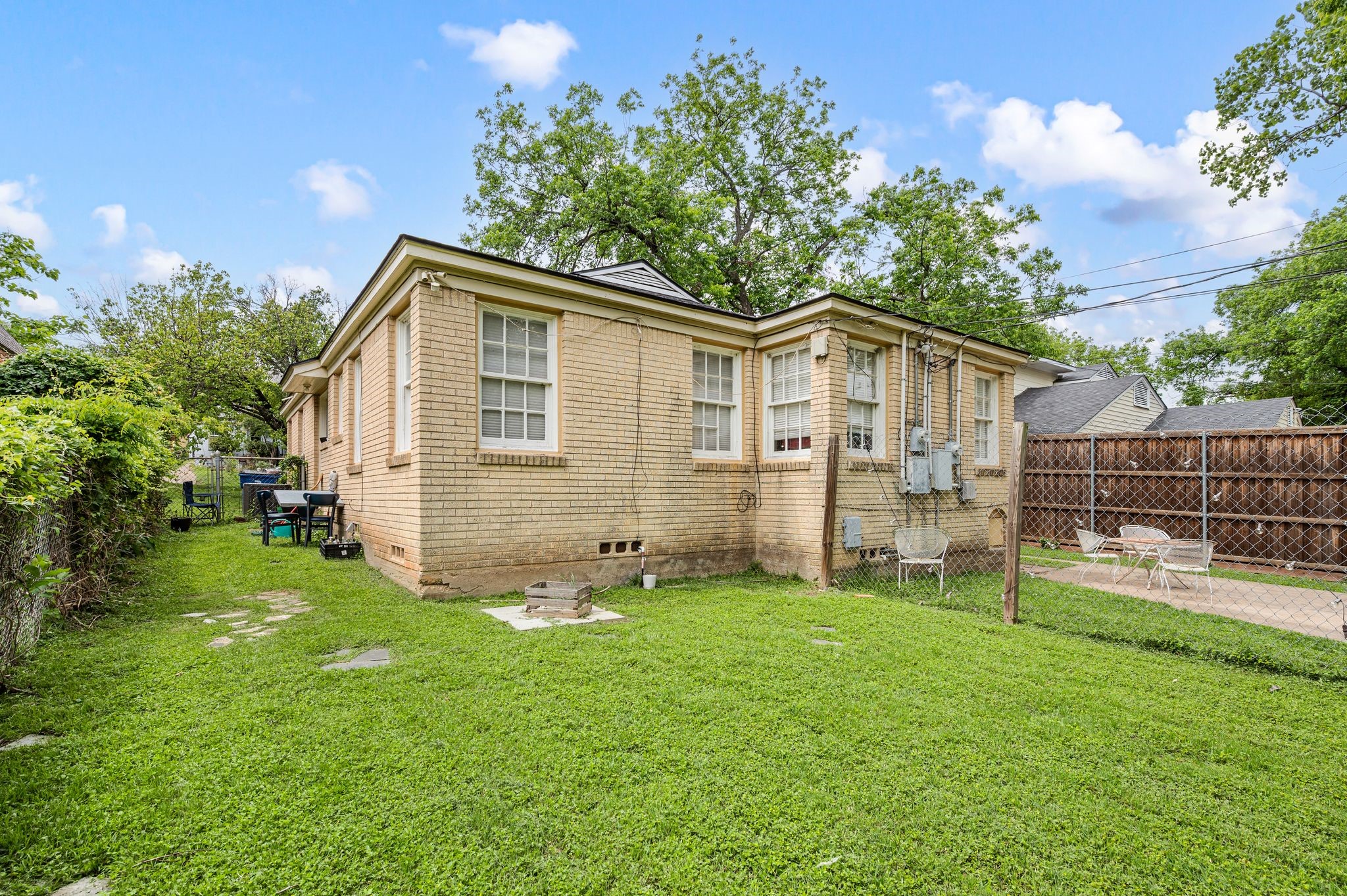 412 N Montreal Dallas TX 75208