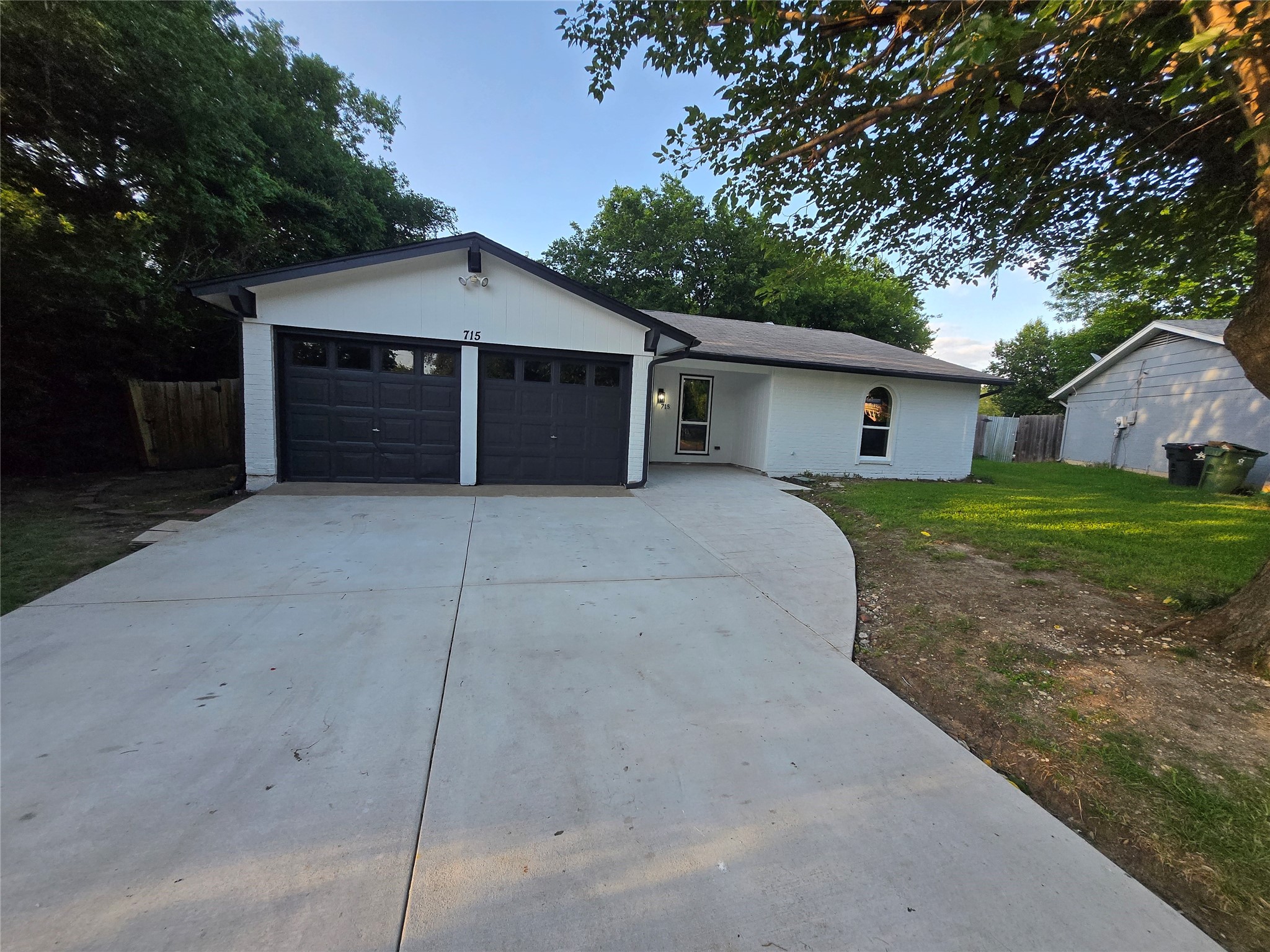 715 N Deerfield Circle Arlington TX 76015