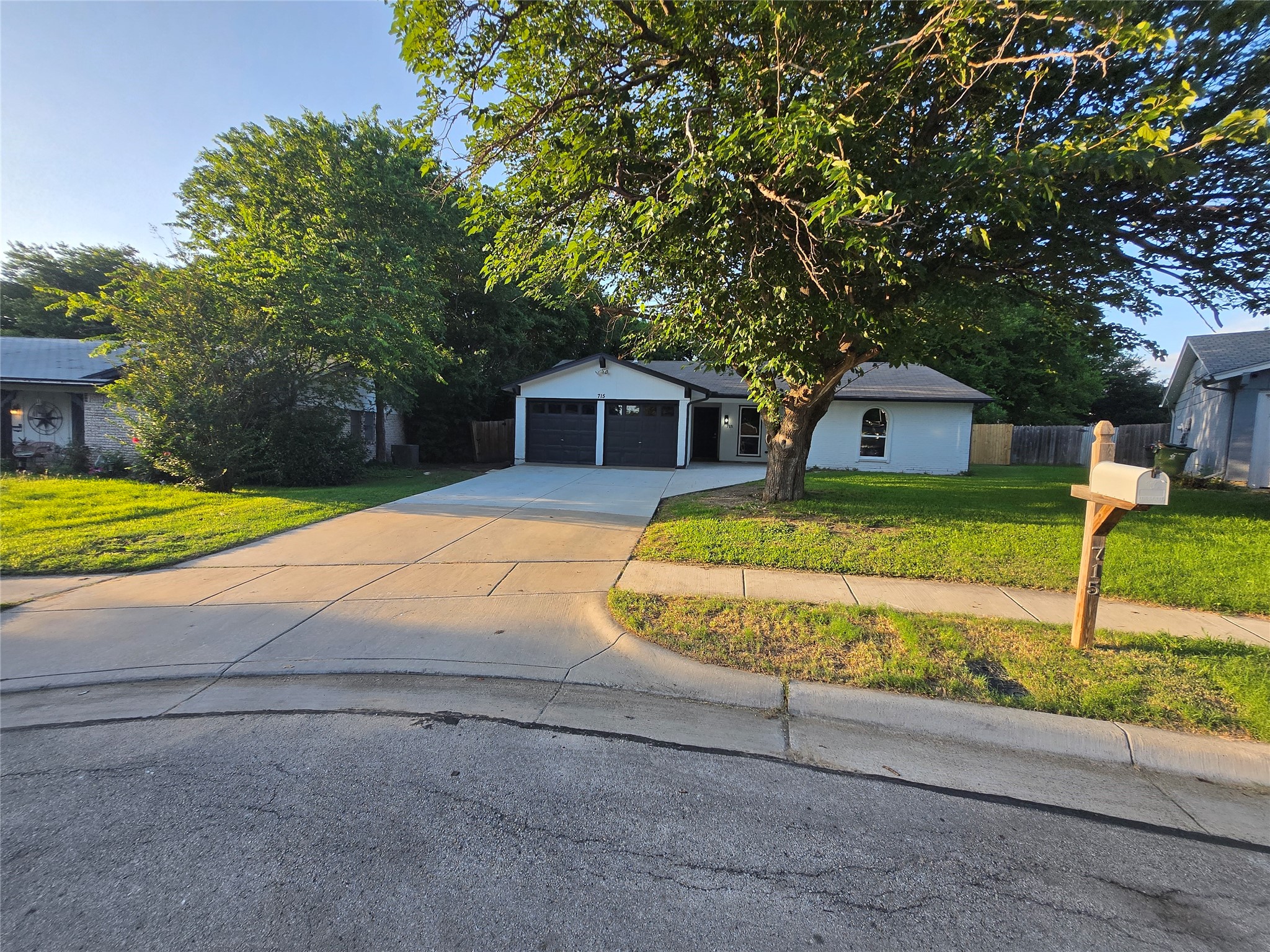 715 N Deerfield Circle Arlington TX 76015