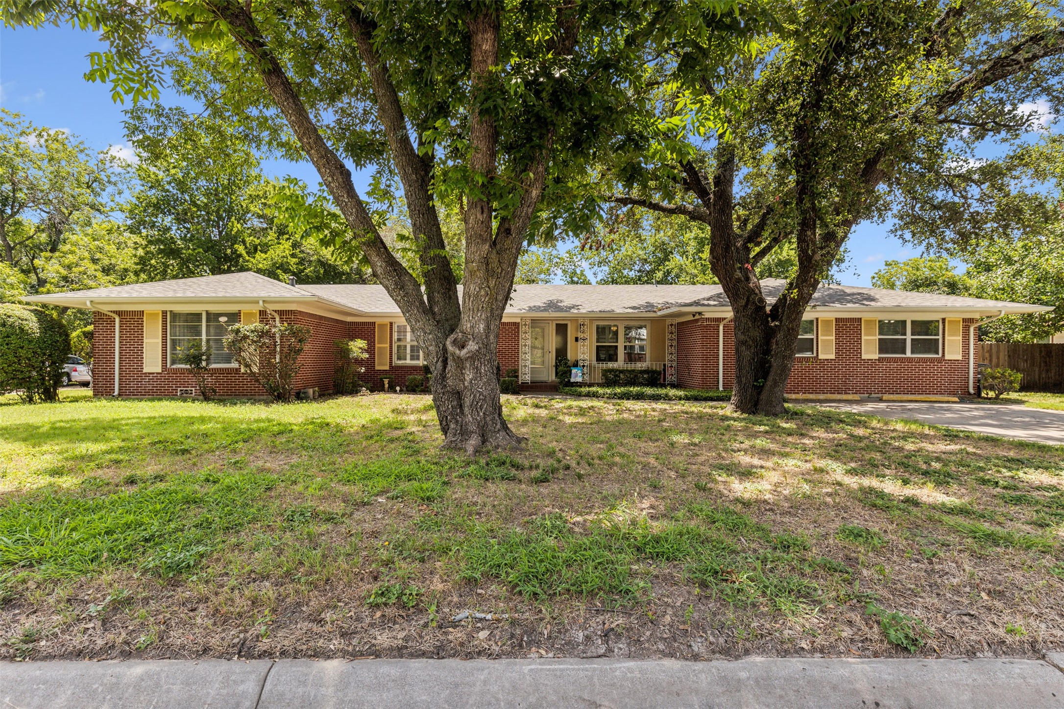 1215 Hilltop Drive Cleburne TX 76033