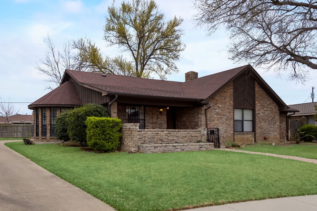 3824 Greenhills Court E Irving TX 75038