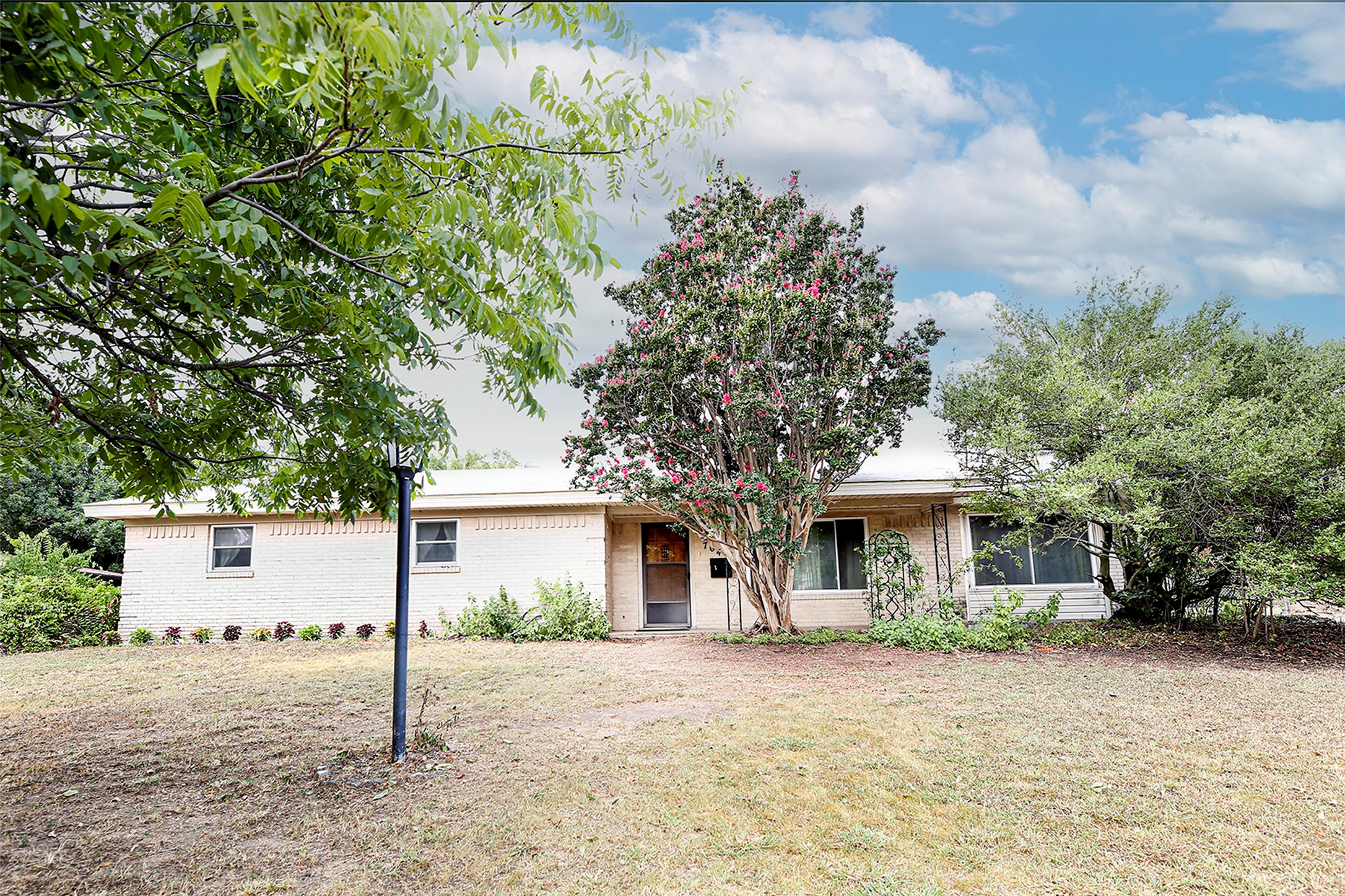 704 Lee Street Bowie TX 76230